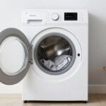مجموعة من أفضل غسالات الملابس الحديثة (تحميل أمامي وعلوى) في منزل عصري بالمملكة العربية السعودية.
